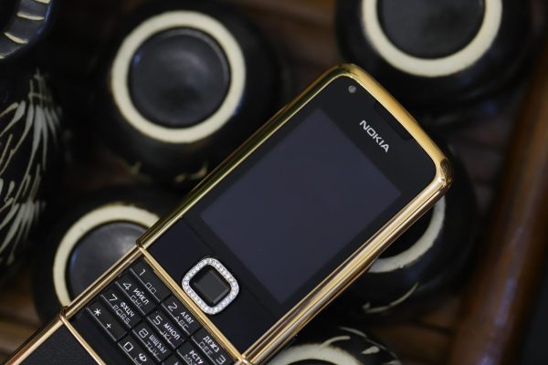Nokia 8800 vàng hồng điểm đá da đen