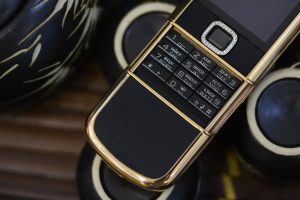 Nokia-8800-vàng-hồng-điểm-đá-da-đen