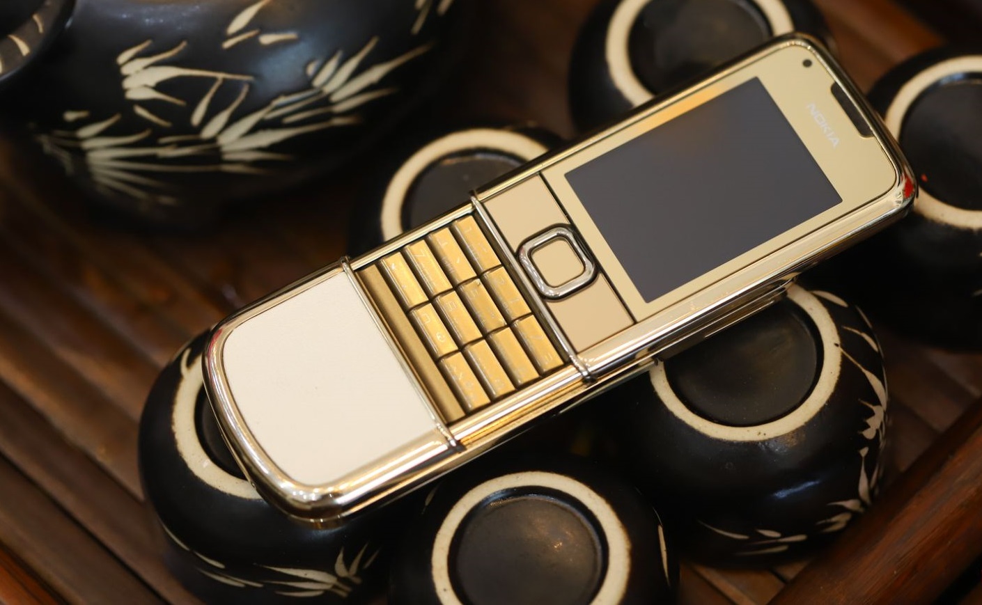 Sở hữu điện thoại Nokia 8800 Gold Arte là sở hữu một tác phẩm nghệ thuật chẳng thể cưỡng lại. Với màu vàng sáng lấp lánh và thiết kế độc đáo, sản phẩm này không chỉ là một chiếc điện thoại mà còn là một biểu tượng thể hiện đẳng cấp và phong cách.