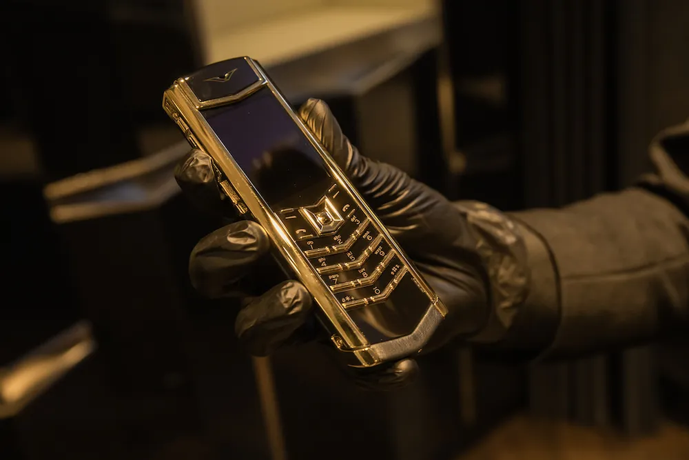 chiec vertu hon 2 ty dong van co nhieu nguoi mua tai viet nam 6201.jpg