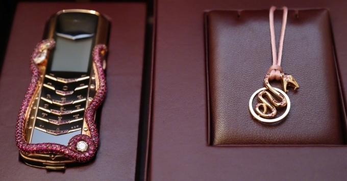 vertu gioi thieu cobra limited edition phien ban ran gia 8 ty 1