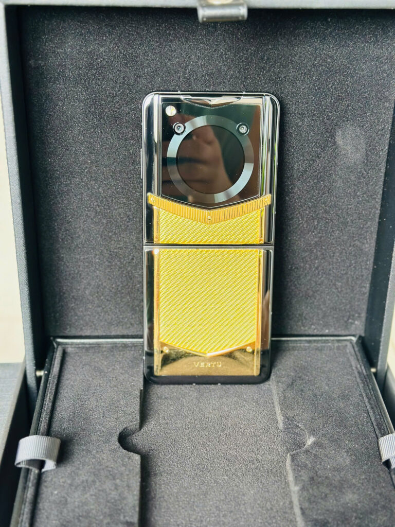 Vertu Iron Flip Gold Carbon Gold 99% Fullbox Trùng IMEI – Điện Thoại Gập Xa Xỉ Mang Phong Cách Hiện Đại 2 1782961489119 6795878199566471366 6795878199566471366 1eaf39e06b4b5f36ef0f8107b1329653