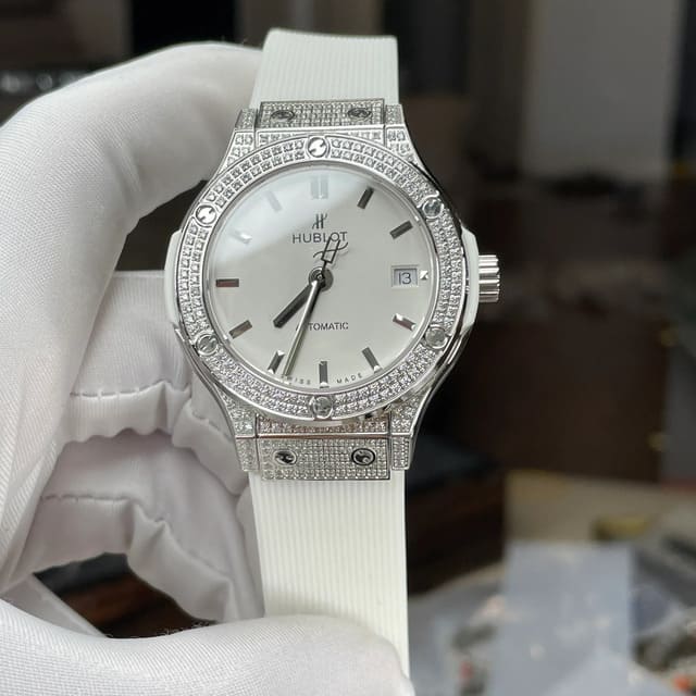 Giá Đồng Hồ Hublot Nữ Chính Hãng Mới Nhất 2026 – Cập Nhật Theo Từng Bộ Sưu Tập 3 anh img dong ho nu dinh da hublot classic fusion