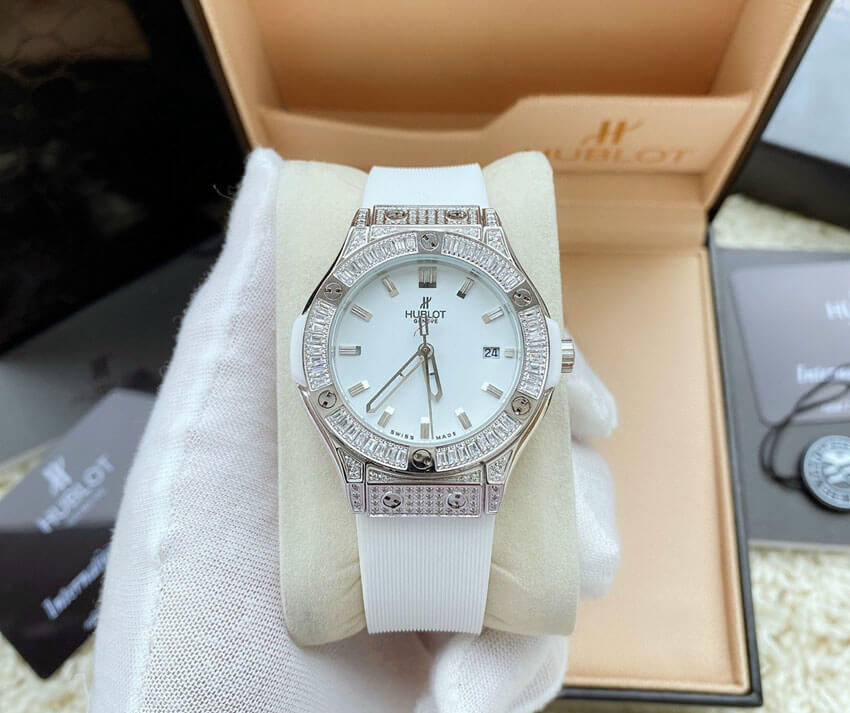 Giá Đồng Hồ Hublot Nữ Chính Hãng Mới Nhất 2026 – Cập Nhật Theo Từng Bộ Sưu Tập 1 dong ho nu hublot mau trang gia bao nhieu 1